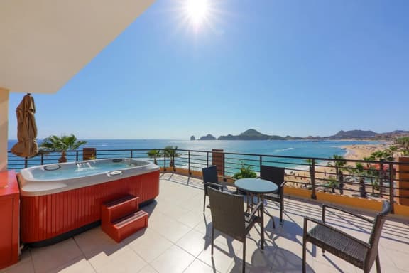 Oceanfront Penthouse with Resort Amenities - Imagen 1
