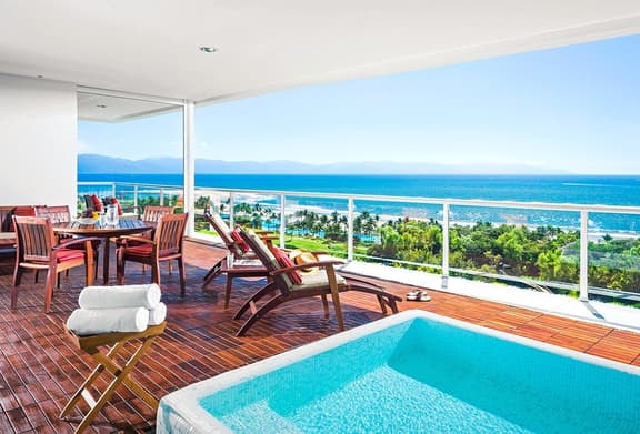 Oceanfront Grand Luxxe with Resort Amenites - Image 1